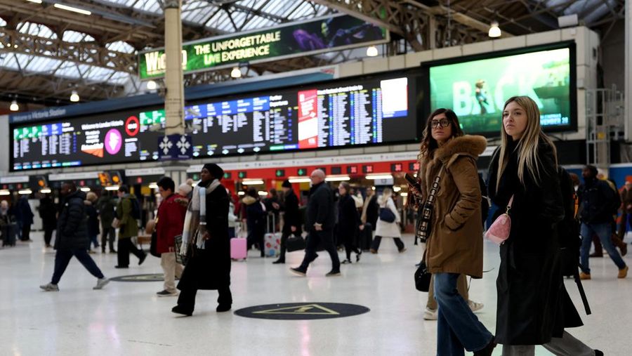 Penumpang berjalan di Stasiun Victoria saat pemerintah mengumumkan tarif kereta api di Inggris akan dibekukan tahun depan untuk pertama kalinya dalam 30 tahun, sebelum anggaran ditetapkan, di London, Inggris, 24 November 2025. (REUTERS/Hannah McKay)
