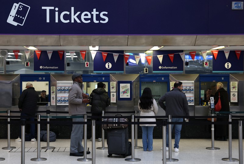 Penumpang berjalan di Stasiun Victoria saat pemerintah mengumumkan tarif kereta api di Inggris akan dibekukan tahun depan untuk pertama kalinya dalam 30 tahun, sebelum anggaran ditetapkan, di London, Inggris, 24 November 2025. (REUTERS/Hannah McKay)