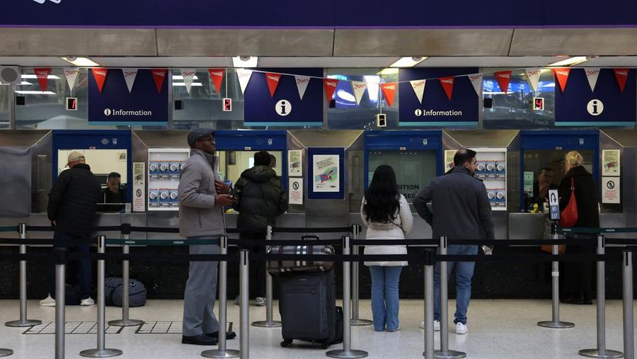 Penumpang berjalan di Stasiun Victoria saat pemerintah mengumumkan tarif kereta api di Inggris akan dibekukan tahun depan untuk pertama kalinya dalam 30 tahun, sebelum anggaran ditetapkan, di London, Inggris, 24 November 2025. (REUTERS/Hannah McKay)