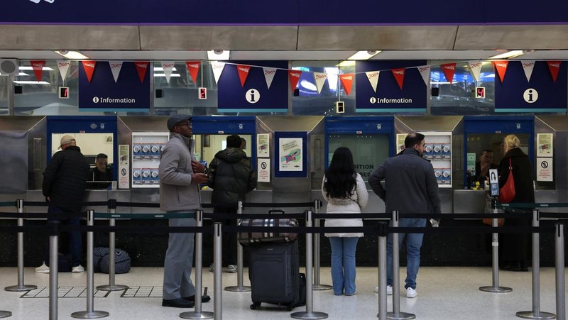 Penumpang berjalan di Stasiun Victoria saat pemerintah mengumumkan tarif kereta api di Inggris akan dibekukan tahun depan untuk pertama kalinya dalam 30 tahun, sebelum anggaran ditetapkan, di London, Inggris, 24 November 2025. (REUTERS/Hannah McKay)