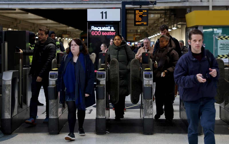 Penumpang berjalan di Stasiun Victoria saat pemerintah mengumumkan tarif kereta api di Inggris akan dibekukan tahun depan untuk pertama kalinya dalam 30 tahun, sebelum anggaran ditetapkan, di London, Inggris, 24 November 2025. (REUTERS/Hannah McKay)