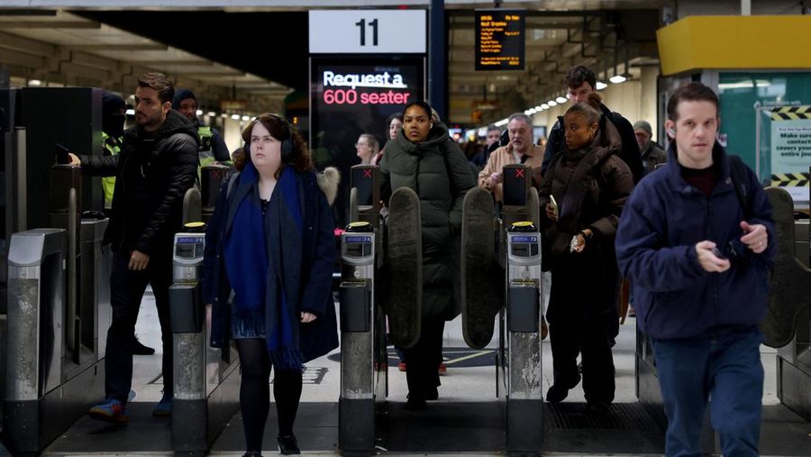 Penumpang berjalan di Stasiun Victoria saat pemerintah mengumumkan tarif kereta api di Inggris akan dibekukan tahun depan untuk pertama kalinya dalam 30 tahun, sebelum anggaran ditetapkan, di London, Inggris, 24 November 2025. (REUTERS/Hannah McKay)