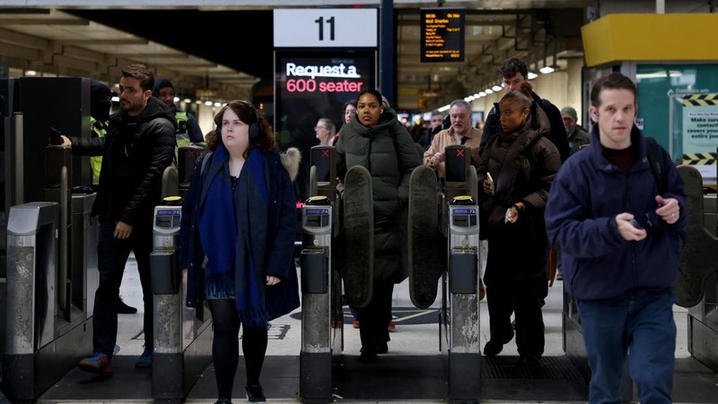 Penumpang berjalan di Stasiun Victoria saat pemerintah mengumumkan tarif kereta api di Inggris akan dibekukan tahun depan untuk pertama kalinya dalam 30 tahun, sebelum anggaran ditetapkan, di London, Inggris, 24 November 2025. (REUTERS/Hannah McKay)
