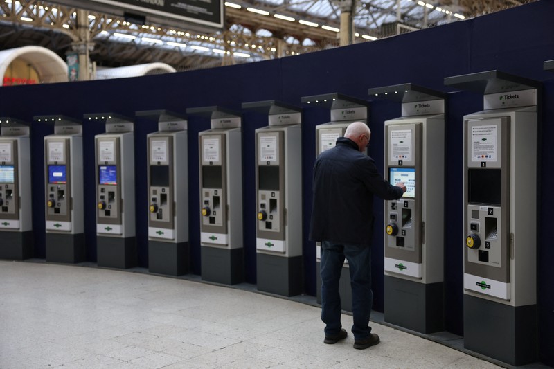 Penumpang berjalan di Stasiun Victoria saat pemerintah mengumumkan tarif kereta api di Inggris akan dibekukan tahun depan untuk pertama kalinya dalam 30 tahun, sebelum anggaran ditetapkan, di London, Inggris, 24 November 2025. (REUTERS/Hannah McKay)