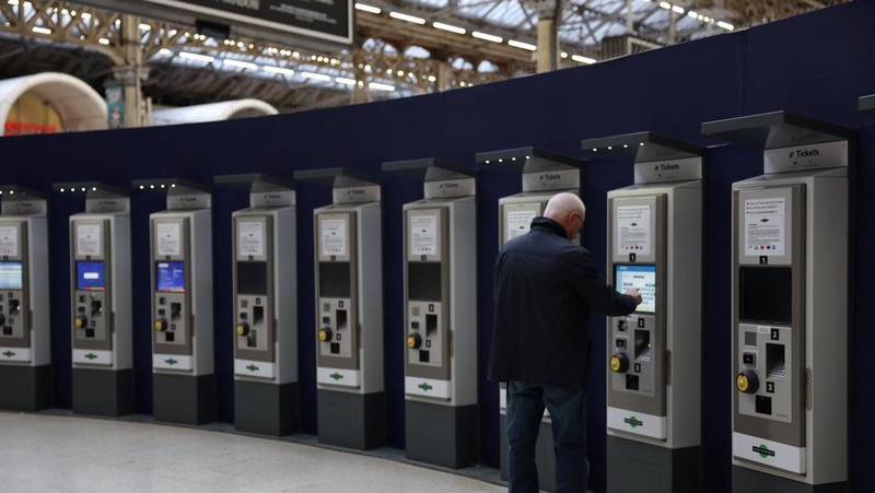 Penumpang berjalan di Stasiun Victoria saat pemerintah mengumumkan tarif kereta api di Inggris akan dibekukan tahun depan untuk pertama kalinya dalam 30 tahun, sebelum anggaran ditetapkan, di London, Inggris, 24 November 2025. (REUTERS/Hannah McKay)
