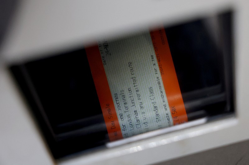 Penumpang berjalan di Stasiun Victoria saat pemerintah mengumumkan tarif kereta api di Inggris akan dibekukan tahun depan untuk pertama kalinya dalam 30 tahun, sebelum anggaran ditetapkan, di London, Inggris, 24 November 2025. (REUTERS/Hannah McKay)