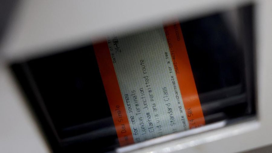 Penumpang berjalan di Stasiun Victoria saat pemerintah mengumumkan tarif kereta api di Inggris akan dibekukan tahun depan untuk pertama kalinya dalam 30 tahun, sebelum anggaran ditetapkan, di London, Inggris, 24 November 2025. (REUTERS/Hannah McKay)