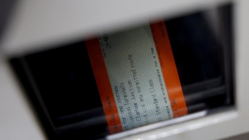 Penumpang berjalan di Stasiun Victoria saat pemerintah mengumumkan tarif kereta api di Inggris akan dibekukan tahun depan untuk pertama kalinya dalam 30 tahun, sebelum anggaran ditetapkan, di London, Inggris, 24 November 2025. (REUTERS/Hannah McKay)