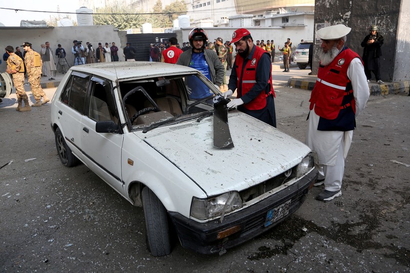 Tentara paramiliter berjaga di lokasi setelah pelaku bom bunuh diri menargetkan markas besar pasukan paramiliter Pakistan di Peshawar, Pakistan, 24 November 2025. (REUTERS/Khuram Parvez)