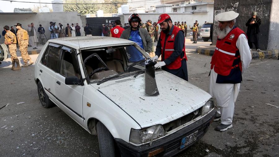 Tentara paramiliter berjaga di lokasi setelah pelaku bom bunuh diri menargetkan markas besar pasukan paramiliter Pakistan di Peshawar, Pakistan, 24 November 2025. (REUTERS/Khuram Parvez)