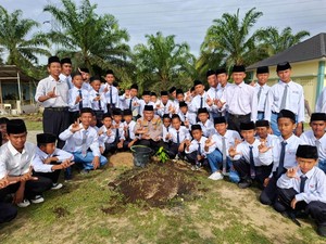 Pelajar hingga Santri di Riau Tanam Ratusan Pohon Dukung Green Policing