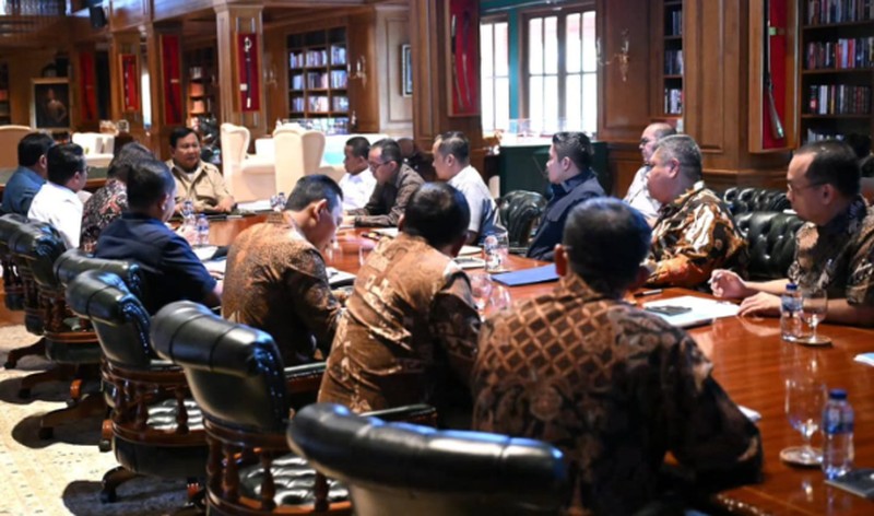 Presiden Prabowo Subianto mengadakan pertemuan dengan sejumlah anggota Kabinet Merah Putih di kediamannya di Hambalang, Bogor, pada Minggu, 23 November 2025. (Instagram/Sekretariat.kabinet)