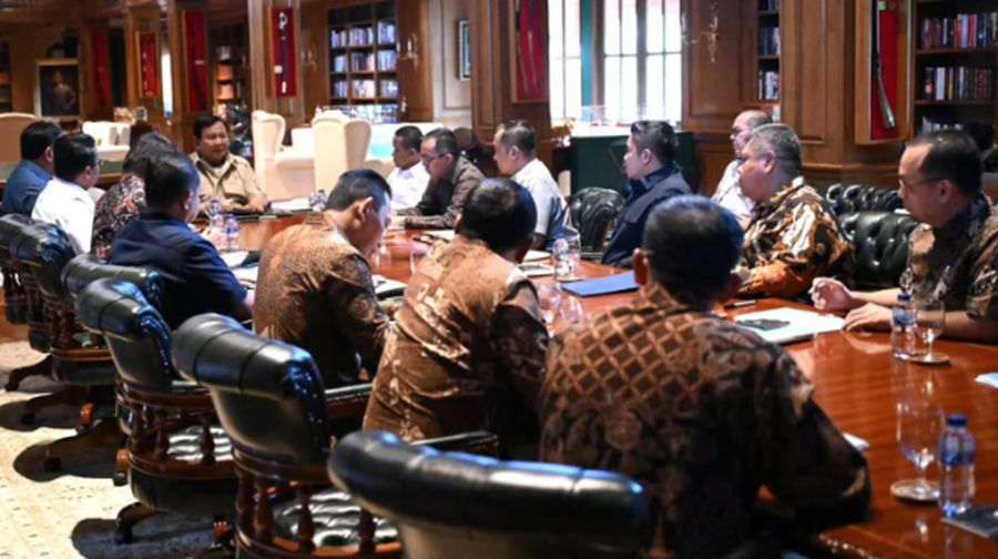 Presiden Prabowo Subianto mengadakan pertemuan dengan sejumlah anggota Kabinet Merah Putih di kediamannya di Hambalang, Bogor, pada Minggu, 23 November 2025. (Instagram/Sekretariat.kabinet)