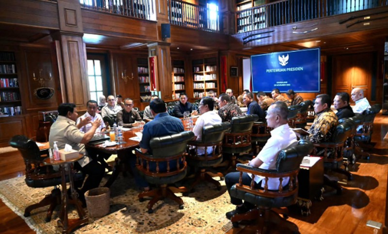 Presiden Prabowo Subianto mengadakan pertemuan dengan sejumlah anggota Kabinet Merah Putih di kediamannya di Hambalang, Bogor, pada Minggu, 23 November 2025. (Instagram/Sekretariat.kabinet)