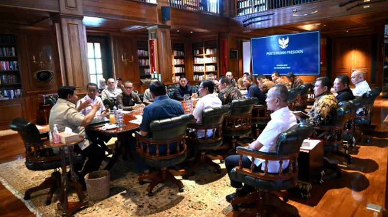 Presiden Prabowo Subianto mengadakan pertemuan dengan sejumlah anggota Kabinet Merah Putih di kediamannya di Hambalang, Bogor, pada Minggu, 23 November 2025. (Instagram/Sekretariat.kabinet)