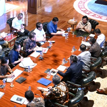 Potret Prabowo Rapat Siang-Malam di Hambalang Bahas Tambang