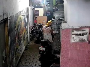 Pria Berdaster dan Berjilbab Terekam CCTV Curi Motor di Kota Mojokerto