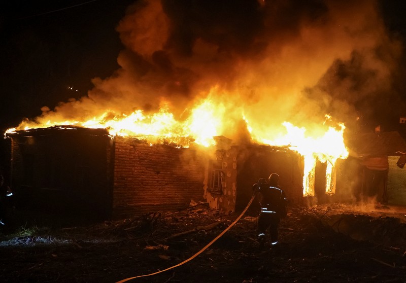 Rusia terus melancarkan serangan ke Ukraina. Serangan drone Rusia di kota besar Ukraina, Kharkiv, menewaskan empat orang dan melukai 17 orang pada hari Minggu (23/11/2025) waktu setempat. (REUTERS/Anatolii Stepanov)