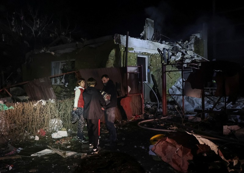 Rusia terus melancarkan serangan ke Ukraina. Serangan drone Rusia di kota besar Ukraina, Kharkiv, menewaskan empat orang dan melukai 17 orang pada hari Minggu (23/11/2025) waktu setempat. (REUTERS/Anatolii Stepanov)