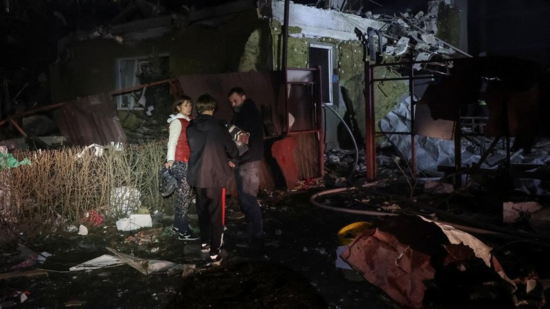 Rusia terus melancarkan serangan ke Ukraina. Serangan drone Rusia di kota besar Ukraina, Kharkiv, menewaskan empat orang dan melukai 17 orang pada hari Minggu (23/11/2025) waktu setempat. (REUTERS/Anatolii Stepanov)