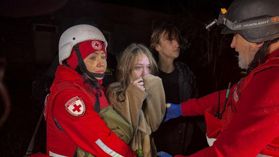 Rusia terus melancarkan serangan ke Ukraina. Serangan drone Rusia di kota besar Ukraina, Kharkiv, menewaskan empat orang dan melukai 17 orang pada hari Minggu (23/11/2025) waktu setempat. (REUTERS/Anatolii Stepanov)