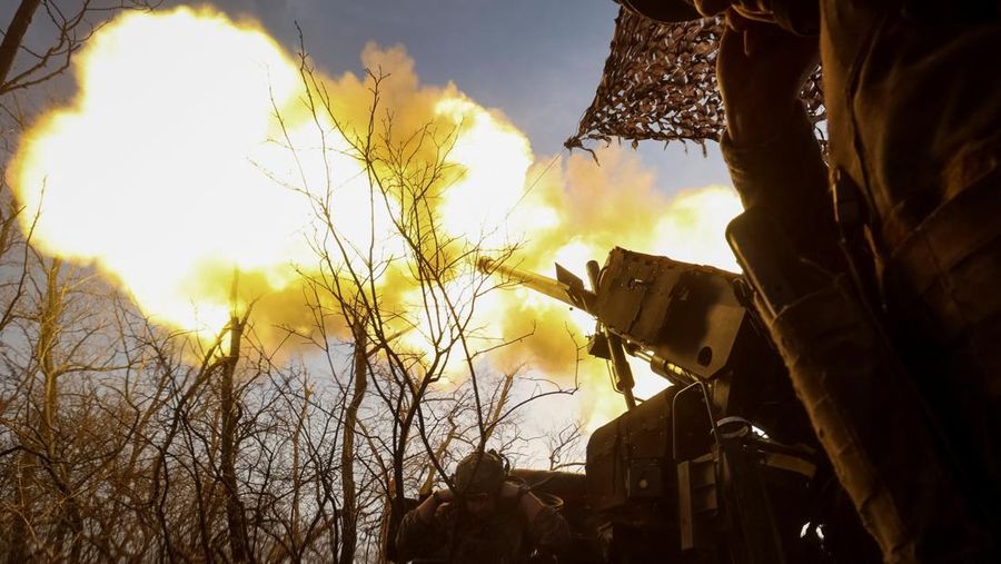 Rusia terus melancarkan serangan ke Ukraina. Serangan drone Rusia di kota besar Ukraina, Kharkiv, menewaskan empat orang dan melukai 17 orang pada hari Minggu (23/11/2025) waktu setempat. (REUTERS/Anatolii Stepanov)