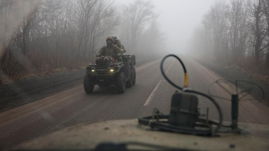 Rusia terus melancarkan serangan ke Ukraina. Serangan drone Rusia di kota besar Ukraina, Kharkiv, menewaskan empat orang dan melukai 17 orang pada hari Minggu (23/11/2025) waktu setempat. (REUTERS/Anatolii Stepanov)