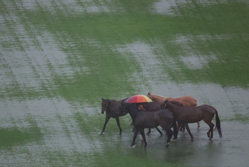 Pemandangan drone menunjukkan orang-orang berjalan di daerah banjir di distrik Hat Yai, Songkhla, Thailand, 23 November 2025. (REUTERS/Roylee Suriyaworakul)