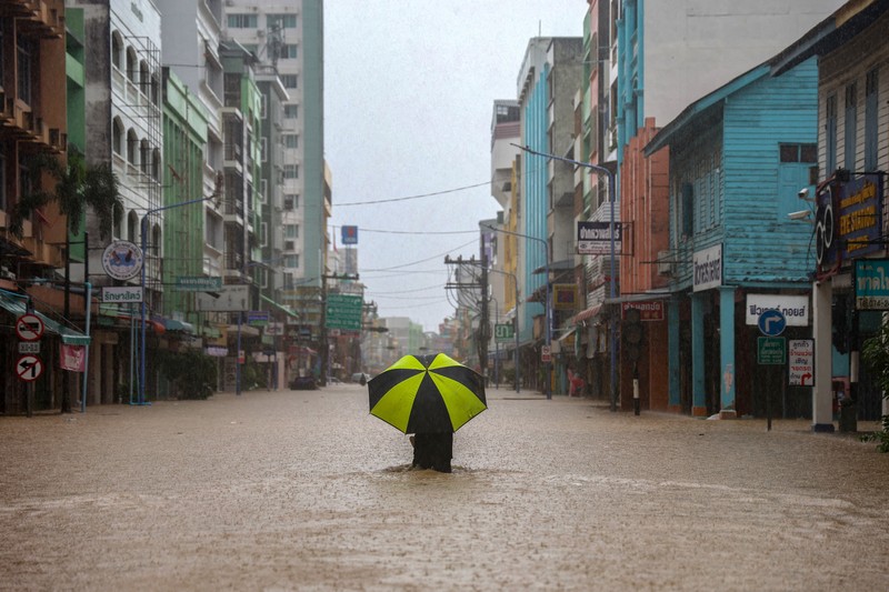 Pemandangan drone menunjukkan orang-orang berjalan di daerah banjir di distrik Hat Yai, Songkhla, Thailand, 23 November 2025. (REUTERS/Roylee Suriyaworakul)