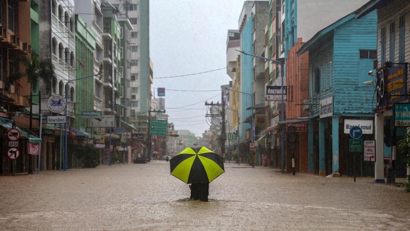 Pemandangan drone menunjukkan orang-orang berjalan di daerah banjir di distrik Hat Yai, Songkhla, Thailand, 23 November 2025. (REUTERS/Roylee Suriyaworakul)