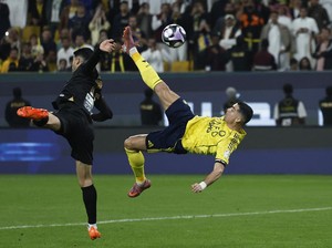 Cakep! Cristiano Ronaldo Bikin Gol Salto di Usia 40 Tahun