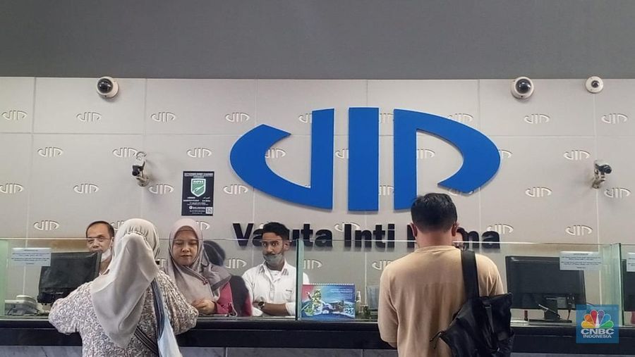 Suasan penukaran uang di di VIP Money Changer, Menteng, Jakarta Pusat, Senin (24/11/2025). (CNBC Indonesia/Robertus Andrianto)