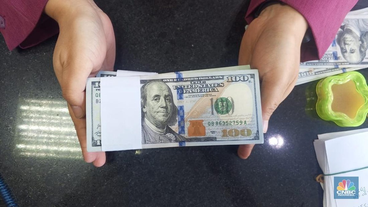 Rupiah Melemah, Nilai Tukar Dolar AS Naik Jadi Rp17.085