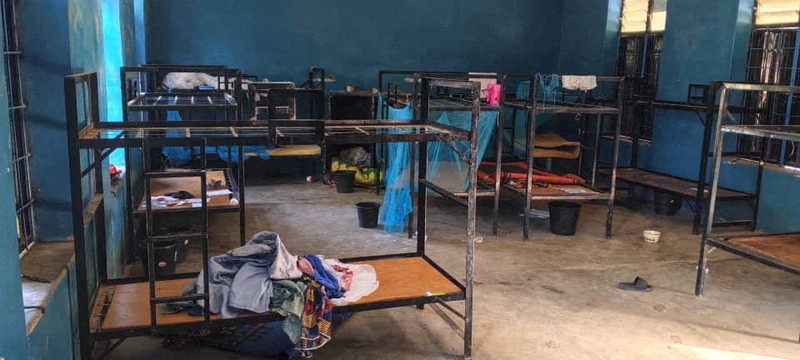 Barang-barang dan pakaian yang ditinggalkan di Sekolah St. Mary, di Papiri, negara bagian Niger, Nigeria, dalam gambar selebaran tanpa tanggal yang diperoleh Reuters pada tanggal 23 November 2025, menyusul laporan penculikan lebih dari 300 anak dan staf dari sekolah Katolik tersebut pada tanggal 21 November 2025. (Social Communications Department/Catholic Diocese of Kontagora/Handout via REUTERS)