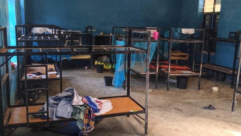 Barang-barang dan pakaian yang ditinggalkan di Sekolah St. Mary, di Papiri, negara bagian Niger, Nigeria, dalam gambar selebaran tanpa tanggal yang diperoleh Reuters pada tanggal 23 November 2025, menyusul laporan penculikan lebih dari 300 anak dan staf dari sekolah Katolik tersebut pada tanggal 21 November 2025. (Social Communications Department/Catholic Diocese of Kontagora/Handout via REUTERS)