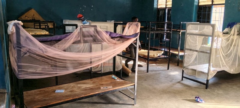 Barang-barang dan pakaian yang ditinggalkan di Sekolah St. Mary, di Papiri, negara bagian Niger, Nigeria, dalam gambar selebaran tanpa tanggal yang diperoleh Reuters pada tanggal 23 November 2025, menyusul laporan penculikan lebih dari 300 anak dan staf dari sekolah Katolik tersebut pada tanggal 21 November 2025. (Social Communications Department/Catholic Diocese of Kontagora/Handout via REUTERS)