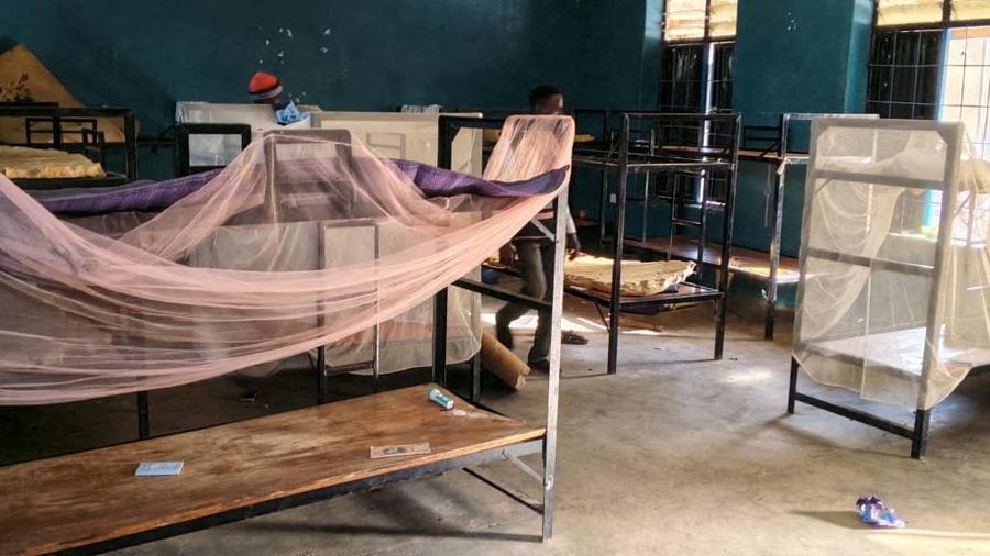 Barang-barang dan pakaian yang ditinggalkan di Sekolah St. Mary, di Papiri, negara bagian Niger, Nigeria, dalam gambar selebaran tanpa tanggal yang diperoleh Reuters pada tanggal 23 November 2025, menyusul laporan penculikan lebih dari 300 anak dan staf dari sekolah Katolik tersebut pada tanggal 21 November 2025. (Social Communications Department/Catholic Diocese of Kontagora/Handout via REUTERS)