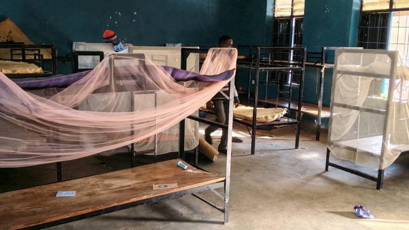 Barang-barang dan pakaian yang ditinggalkan di Sekolah St. Mary, di Papiri, negara bagian Niger, Nigeria, dalam gambar selebaran tanpa tanggal yang diperoleh Reuters pada tanggal 23 November 2025, menyusul laporan penculikan lebih dari 300 anak dan staf dari sekolah Katolik tersebut pada tanggal 21 November 2025. (Social Communications Department/Catholic Diocese of Kontagora/Handout via REUTERS)