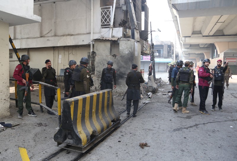 Tentara paramiliter berjaga di lokasi setelah pelaku bom bunuh diri menargetkan markas besar pasukan paramiliter Pakistan di Peshawar, Pakistan, 24 November 2025. (REUTERS/Khuram Parvez)