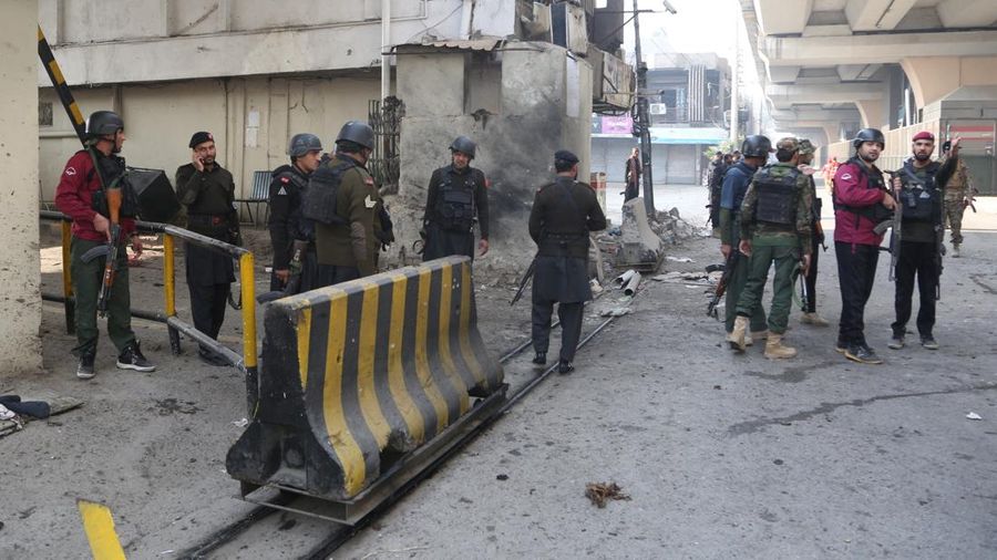 Tentara paramiliter berjaga di lokasi setelah pelaku bom bunuh diri menargetkan markas besar pasukan paramiliter Pakistan di Peshawar, Pakistan, 24 November 2025. (REUTERS/Khuram Parvez)