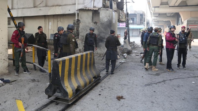 Tentara paramiliter berjaga di lokasi setelah pelaku bom bunuh diri menargetkan markas besar pasukan paramiliter Pakistan di Peshawar, Pakistan, 24 November 2025. (REUTERS/Khuram Parvez)