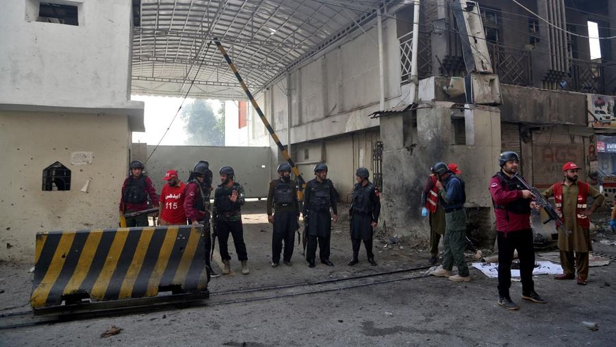 Tentara paramiliter berjaga di lokasi setelah pelaku bom bunuh diri menargetkan markas besar pasukan paramiliter Pakistan di Peshawar, Pakistan, 24 November 2025. (REUTERS/Khuram Parvez)
