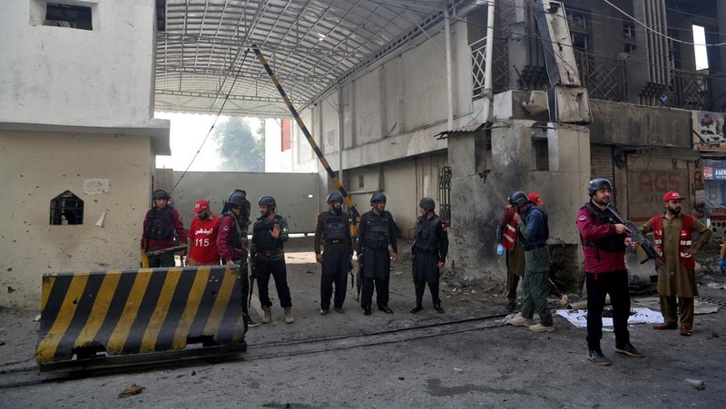 Tentara paramiliter berjaga di lokasi setelah pelaku bom bunuh diri menargetkan markas besar pasukan paramiliter Pakistan di Peshawar, Pakistan, 24 November 2025. (REUTERS/Khuram Parvez)
