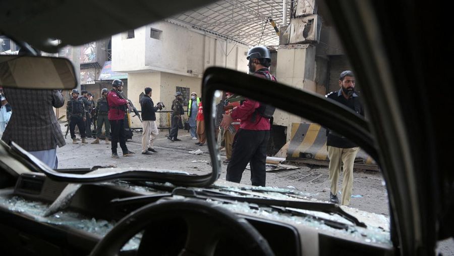 Tentara paramiliter berjaga di lokasi setelah pelaku bom bunuh diri menargetkan markas besar pasukan paramiliter Pakistan di Peshawar, Pakistan, 24 November 2025. (REUTERS/Khuram Parvez)