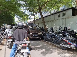 Bandel, Banyak Warga Parkir Liar di Jalan Mahoni Bikin Macet Saat Jam Kerja