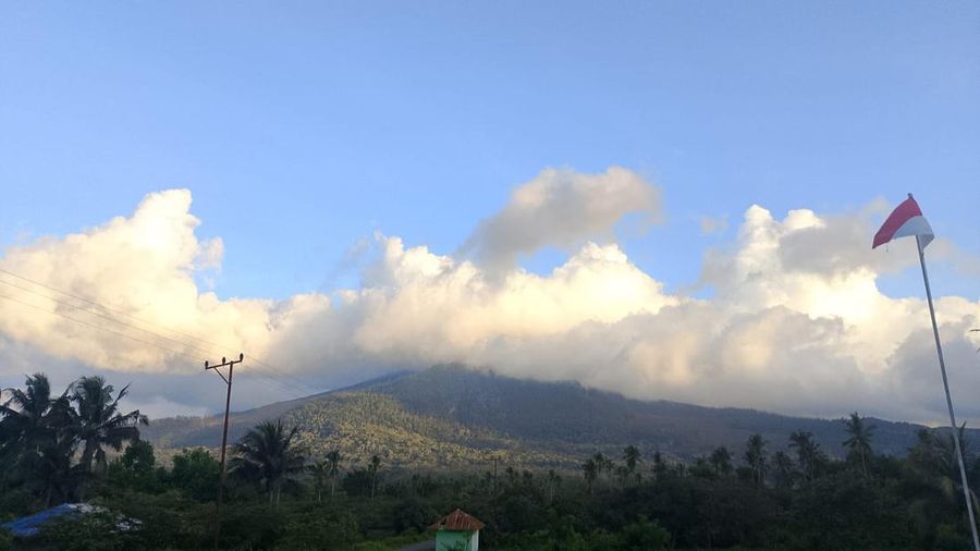 Terjadi peningkatan aktivitas Gunung Lewotobi laki-laki, Nusa Tenggara Timur secara signifikan, Senin (24/11/2025). (Dok. Tim Kerja Gunung Api, Badan Geologi)