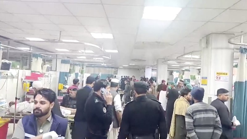 Tentara paramiliter berjaga di lokasi setelah pelaku bom bunuh diri menargetkan markas besar pasukan paramiliter Pakistan di Peshawar, Pakistan, 24 November 2025. (REUTERS/Khuram Parvez)