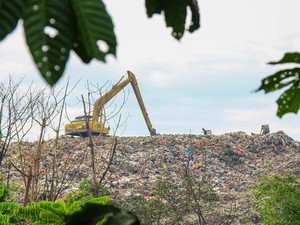 Rumah Hampir Terkubur Sampah, Warga Serpong Pilih Ngadu Langsung ke Prabowo
