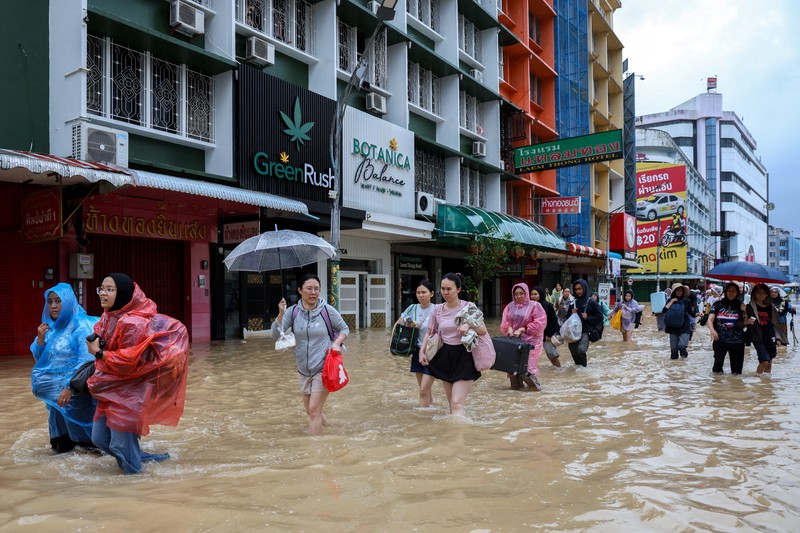 Pemandangan drone menunjukkan orang-orang berjalan di daerah banjir di distrik Hat Yai, Songkhla, Thailand, 23 November 2025. (REUTERS/Roylee Suriyaworakul)