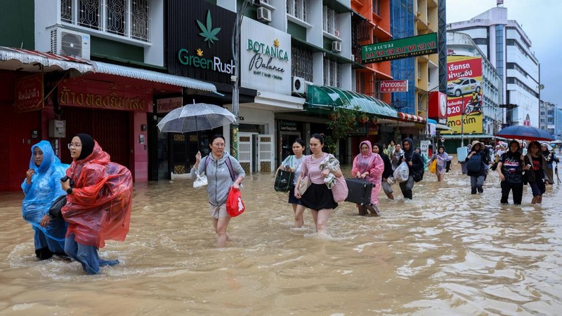 Pemandangan drone menunjukkan orang-orang berjalan di daerah banjir di distrik Hat Yai, Songkhla, Thailand, 23 November 2025. (REUTERS/Roylee Suriyaworakul)